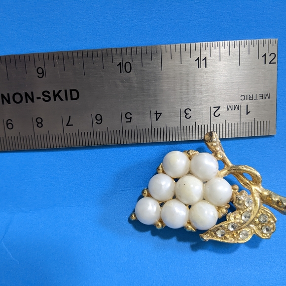 Vintage broche grapes metallic gold tone and pearl tone - Picture 11 of 16